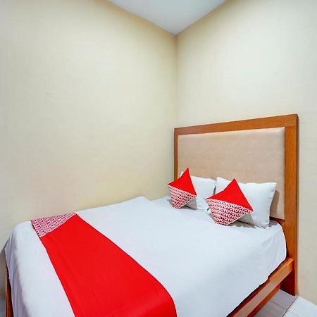 Oyo 3710 Izzi Hotel Lamongan Exterior photo