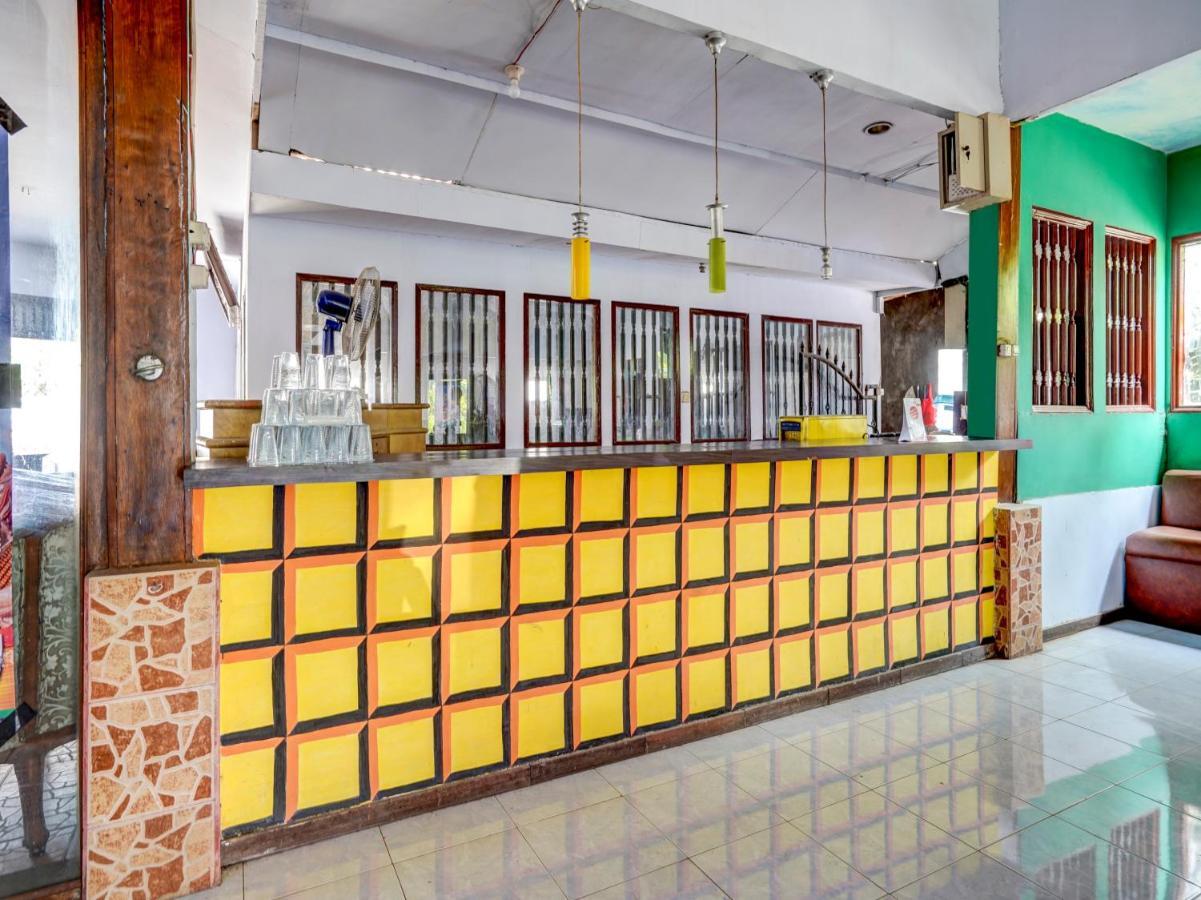 Oyo 3710 Izzi Hotel Lamongan Exterior photo