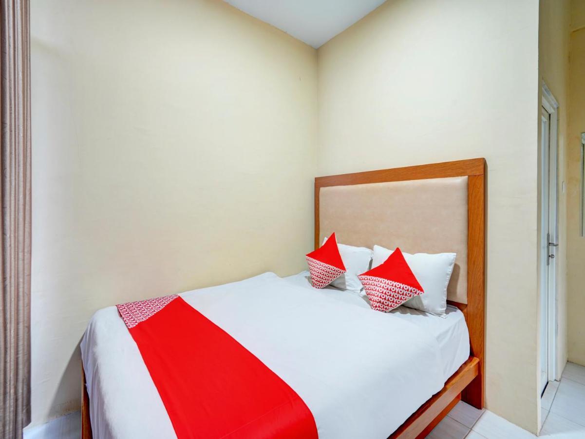 Oyo 3710 Izzi Hotel Lamongan Exterior photo