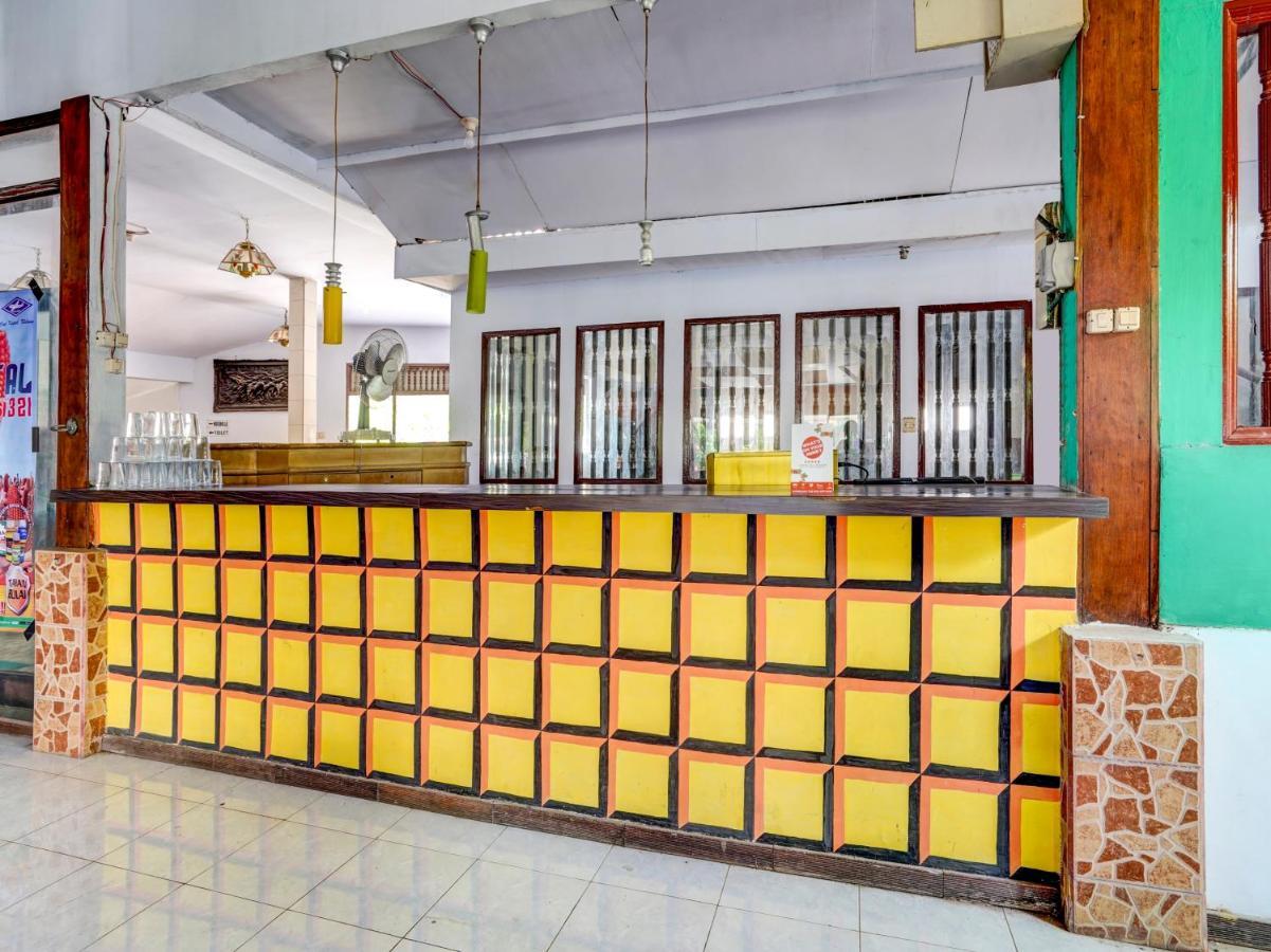 Oyo 3710 Izzi Hotel Lamongan Exterior photo