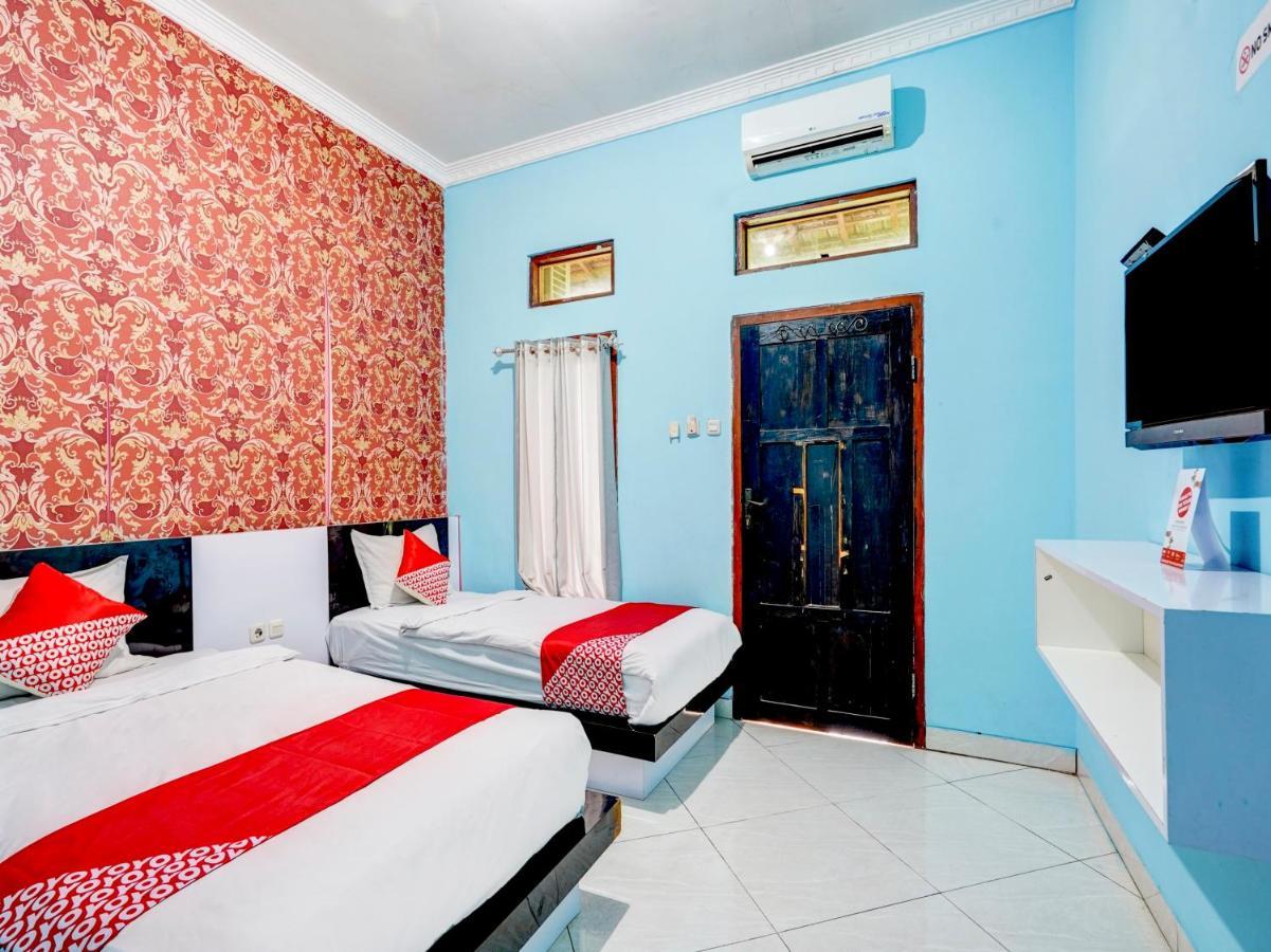 Oyo 3710 Izzi Hotel Lamongan Exterior photo