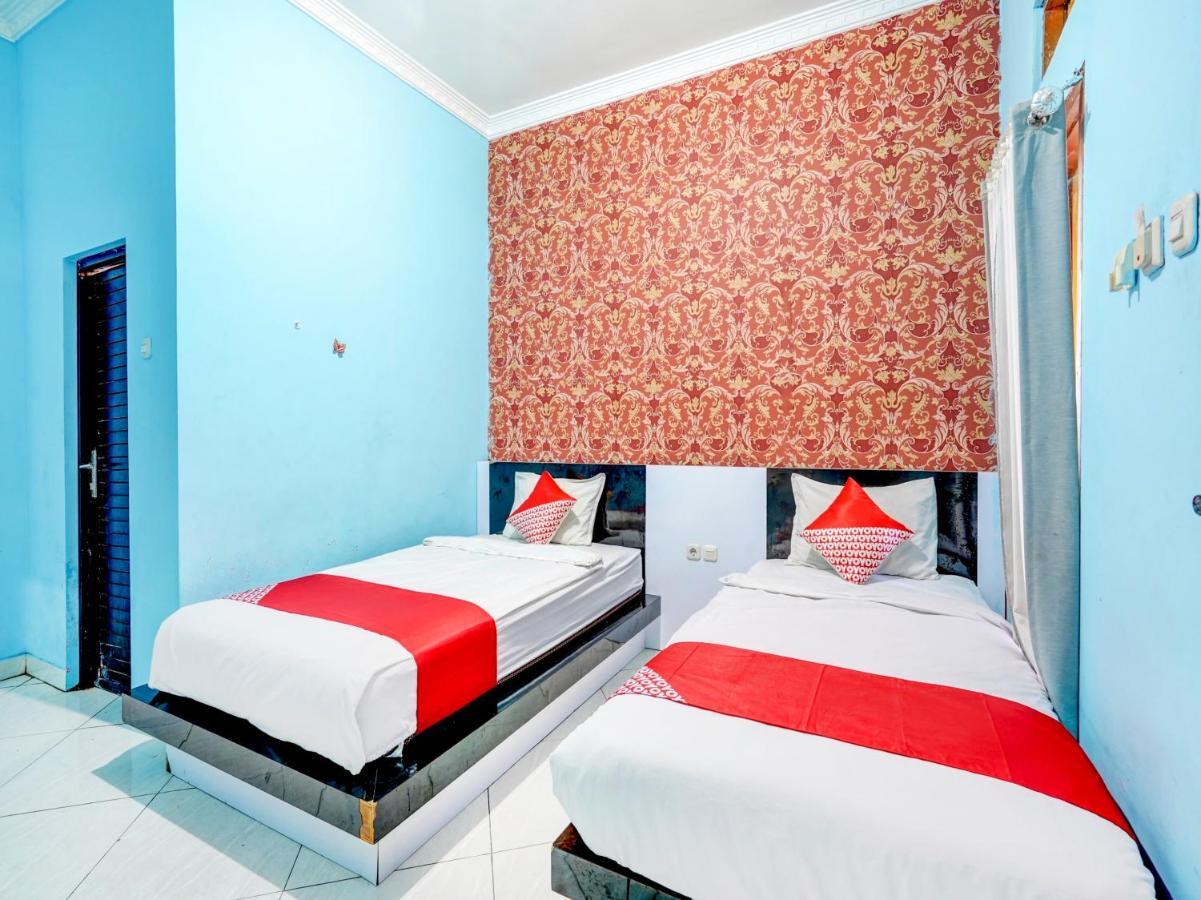 Oyo 3710 Izzi Hotel Lamongan Exterior photo