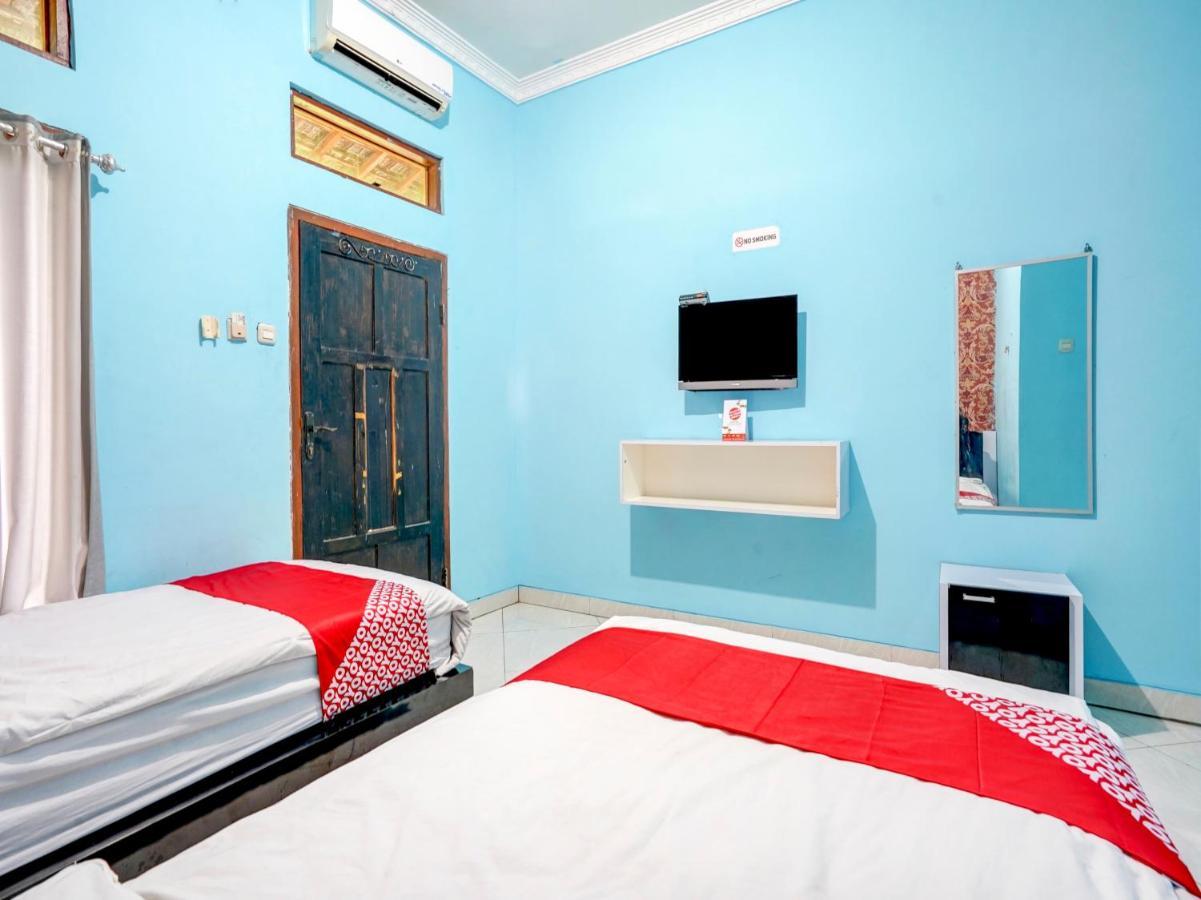 Oyo 3710 Izzi Hotel Lamongan Exterior photo