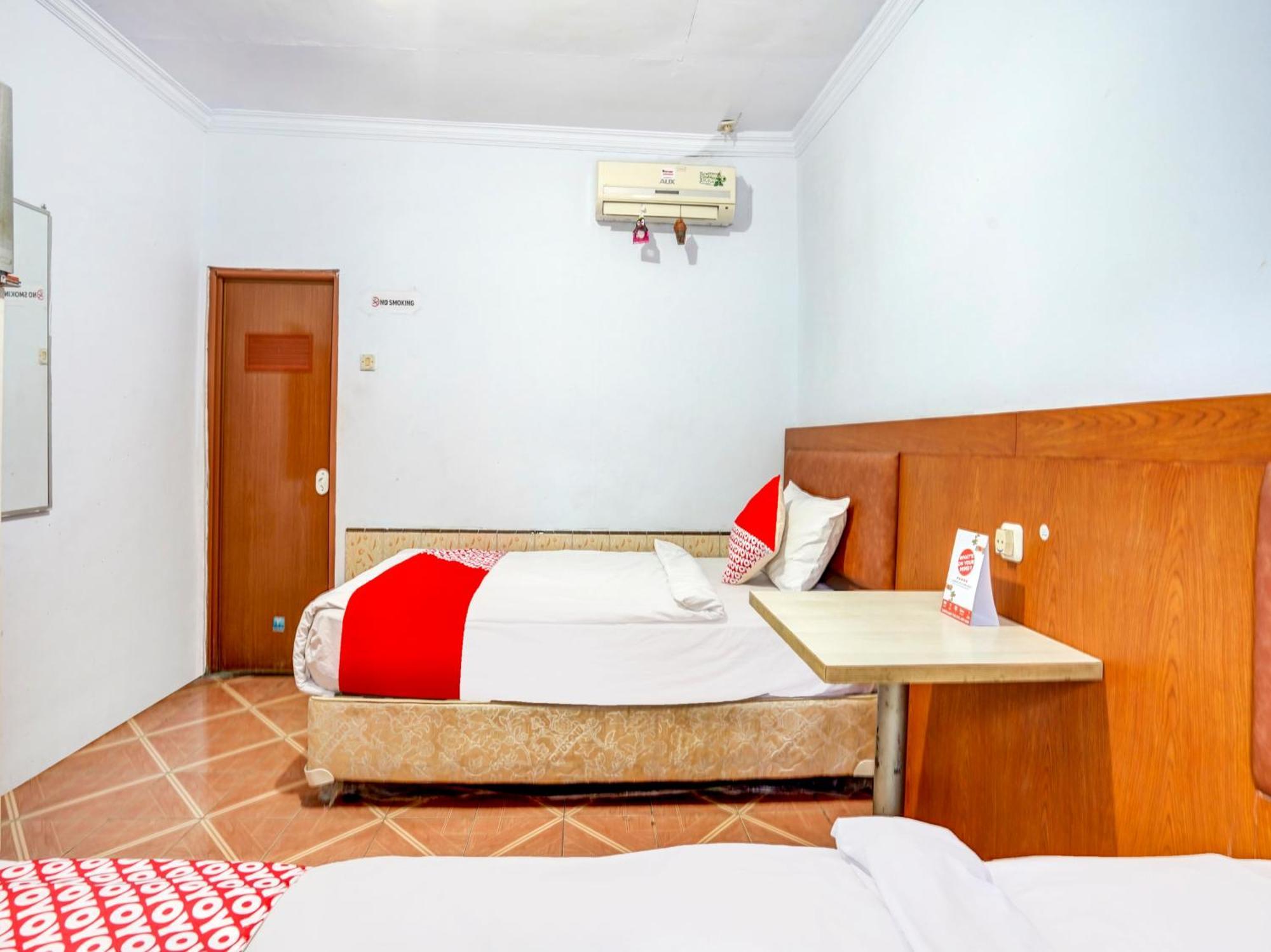 Oyo 3710 Izzi Hotel Lamongan Exterior photo