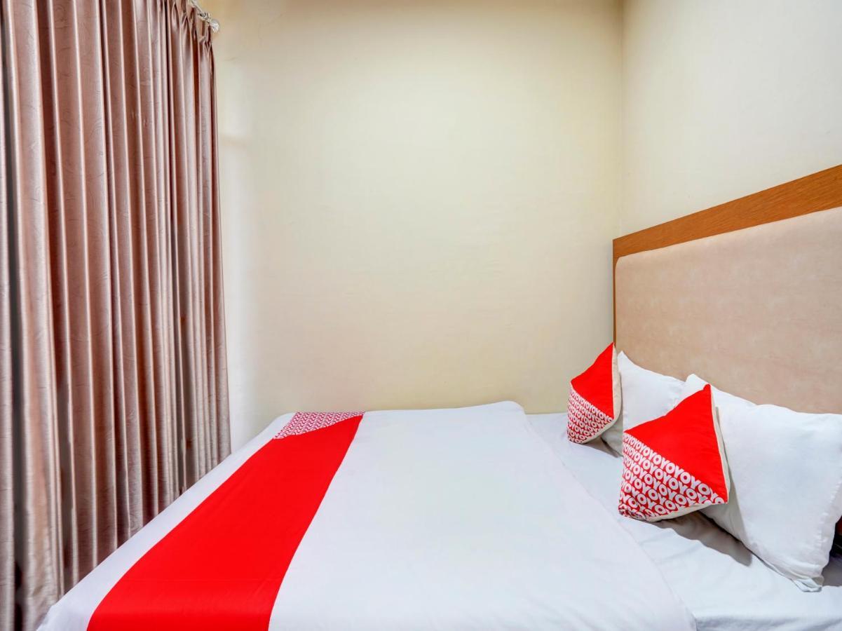 Oyo 3710 Izzi Hotel Lamongan Exterior photo