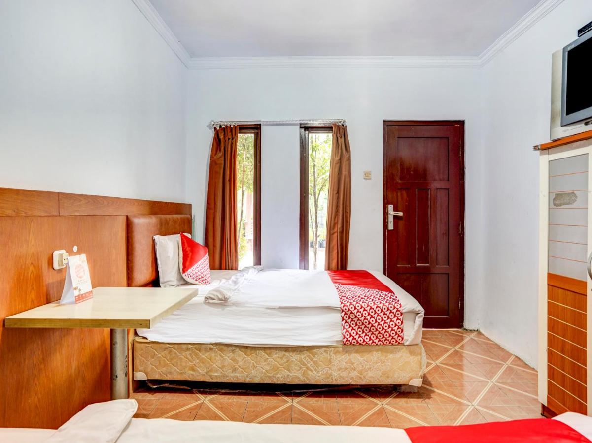 Oyo 3710 Izzi Hotel Lamongan Exterior photo