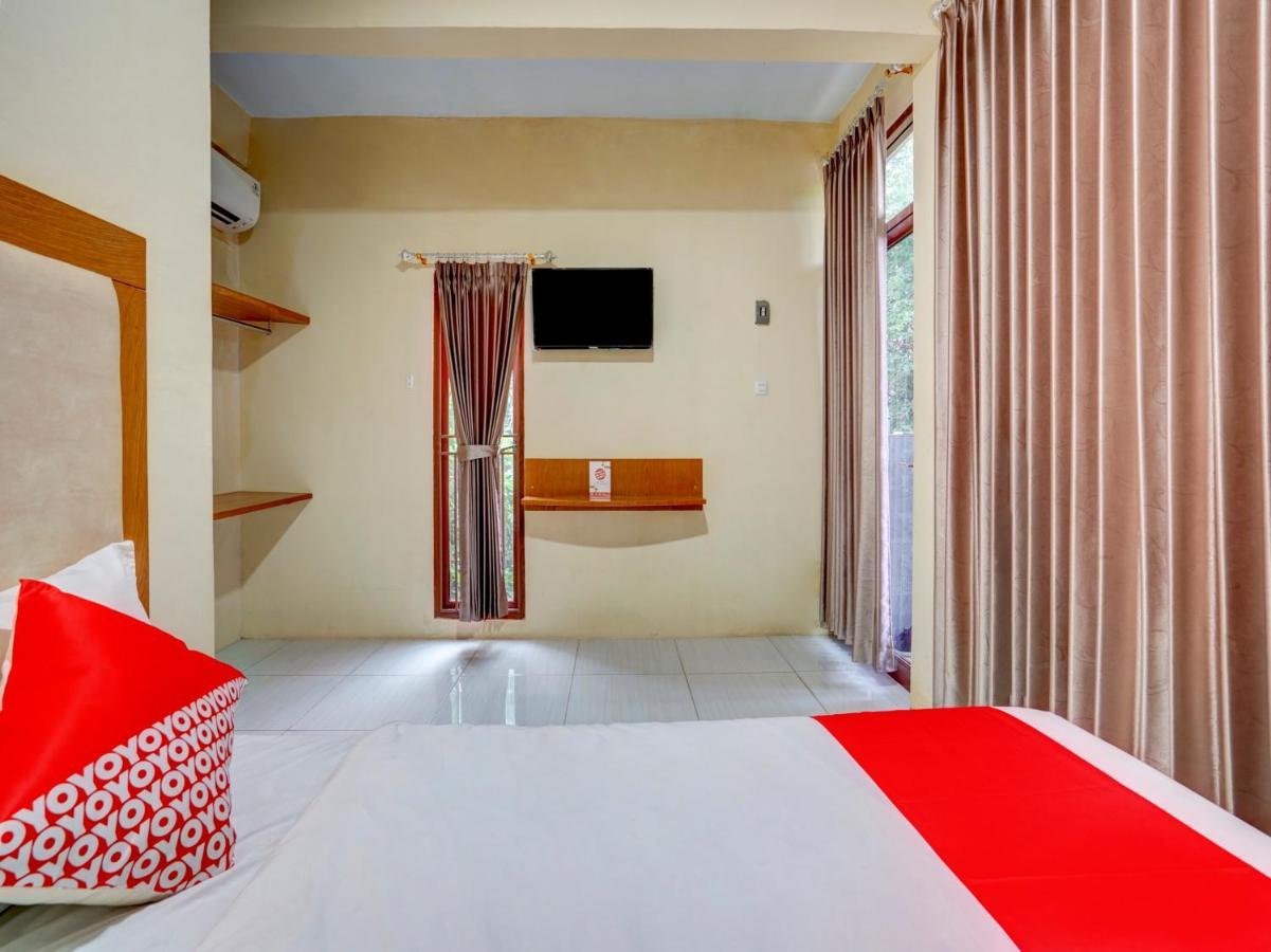 Oyo 3710 Izzi Hotel Lamongan Exterior photo