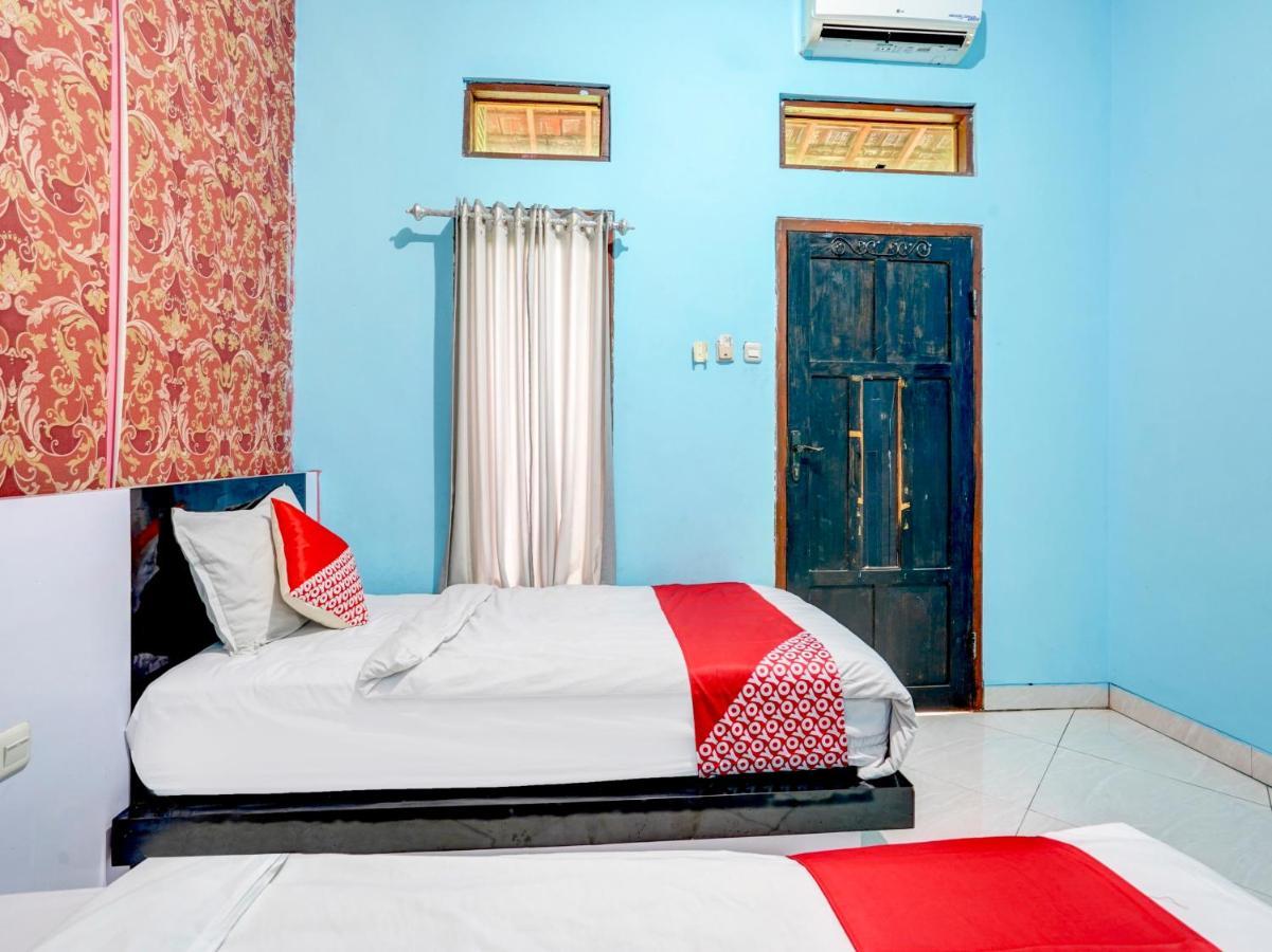 Oyo 3710 Izzi Hotel Lamongan Exterior photo