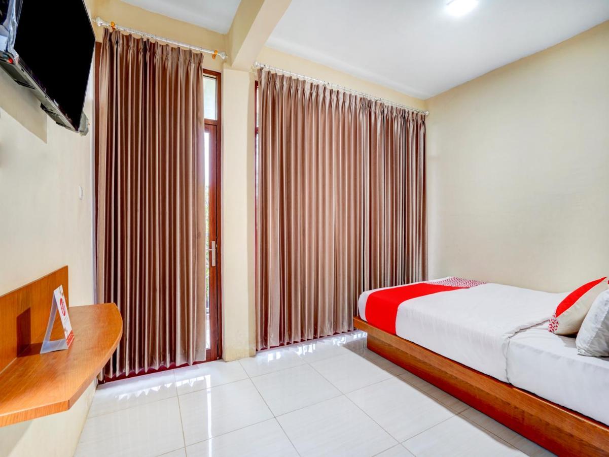 Oyo 3710 Izzi Hotel Lamongan Exterior photo