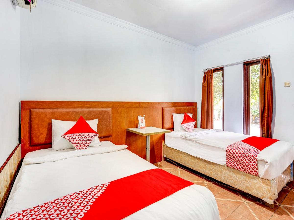 Oyo 3710 Izzi Hotel Lamongan Exterior photo