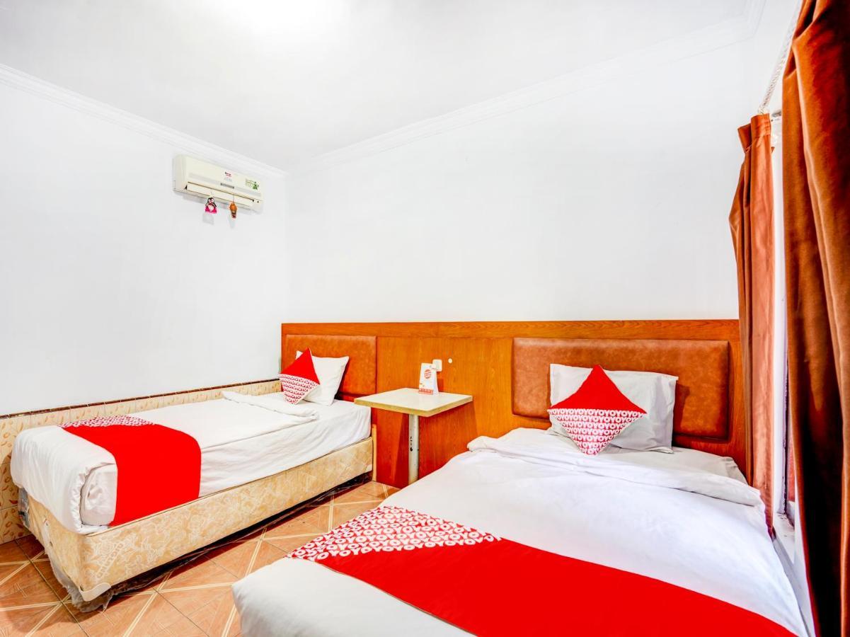Oyo 3710 Izzi Hotel Lamongan Exterior photo